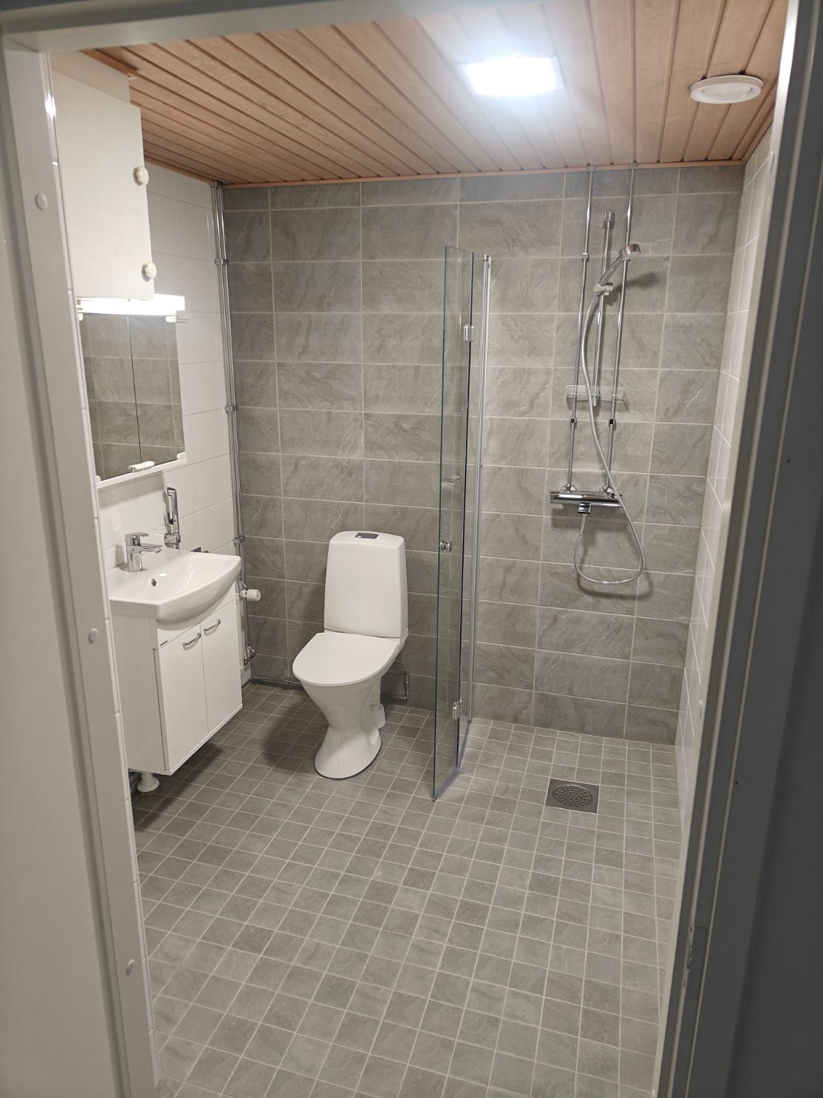 Ammattimainen linjasaneeraus ja putkistojen uusiminen turkulaisessa taloyhtiössä, asiantunteva työnjälki ja huolellisuus.