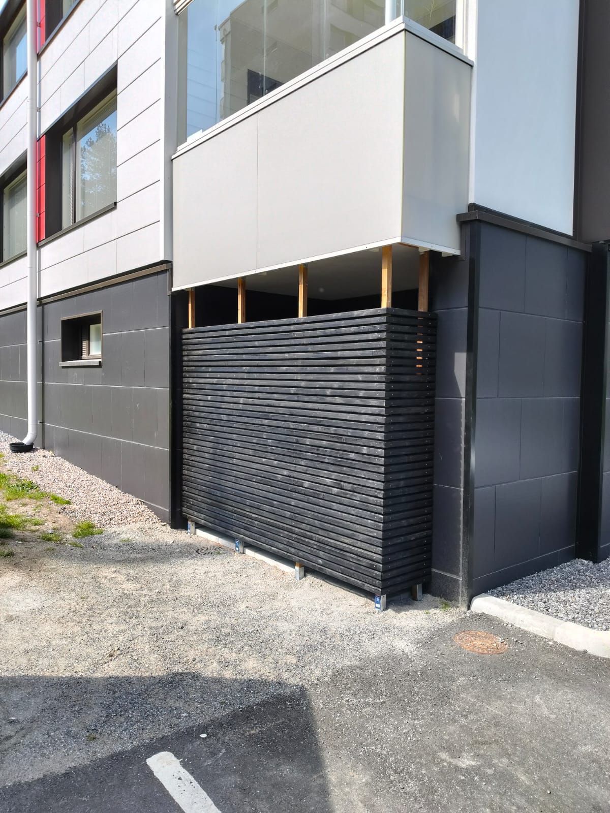 Kerrostalon parvekkeiden kunnostus ja uudet puulaudoitukset osana julkisivuremonttia.