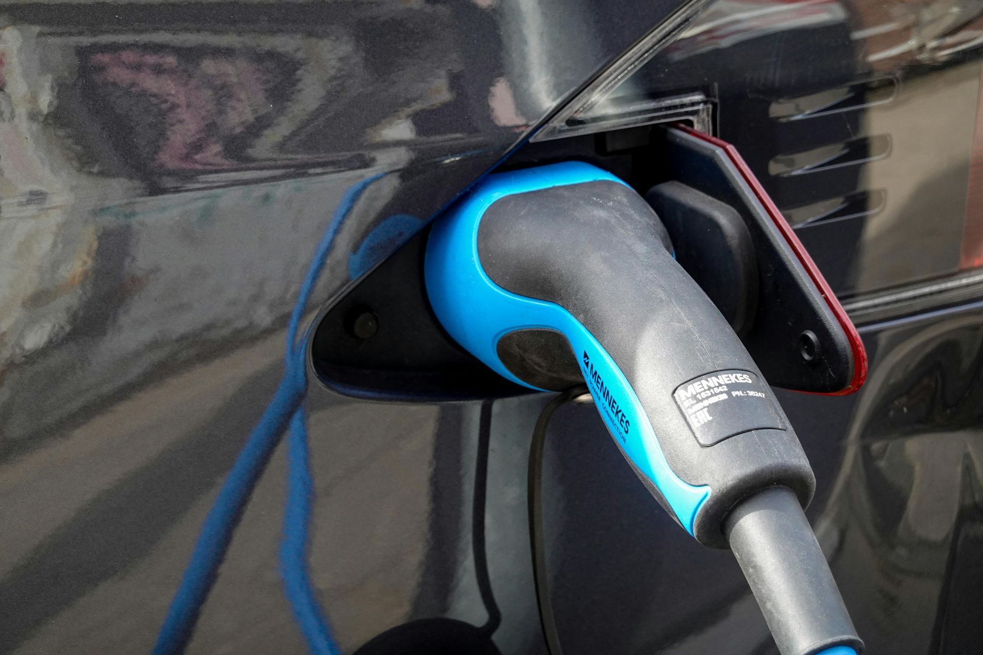 TurkuTiimi Oy asentaa latausasemat sähköautoille taloyhtiöille ja omakoteihin Turussa.