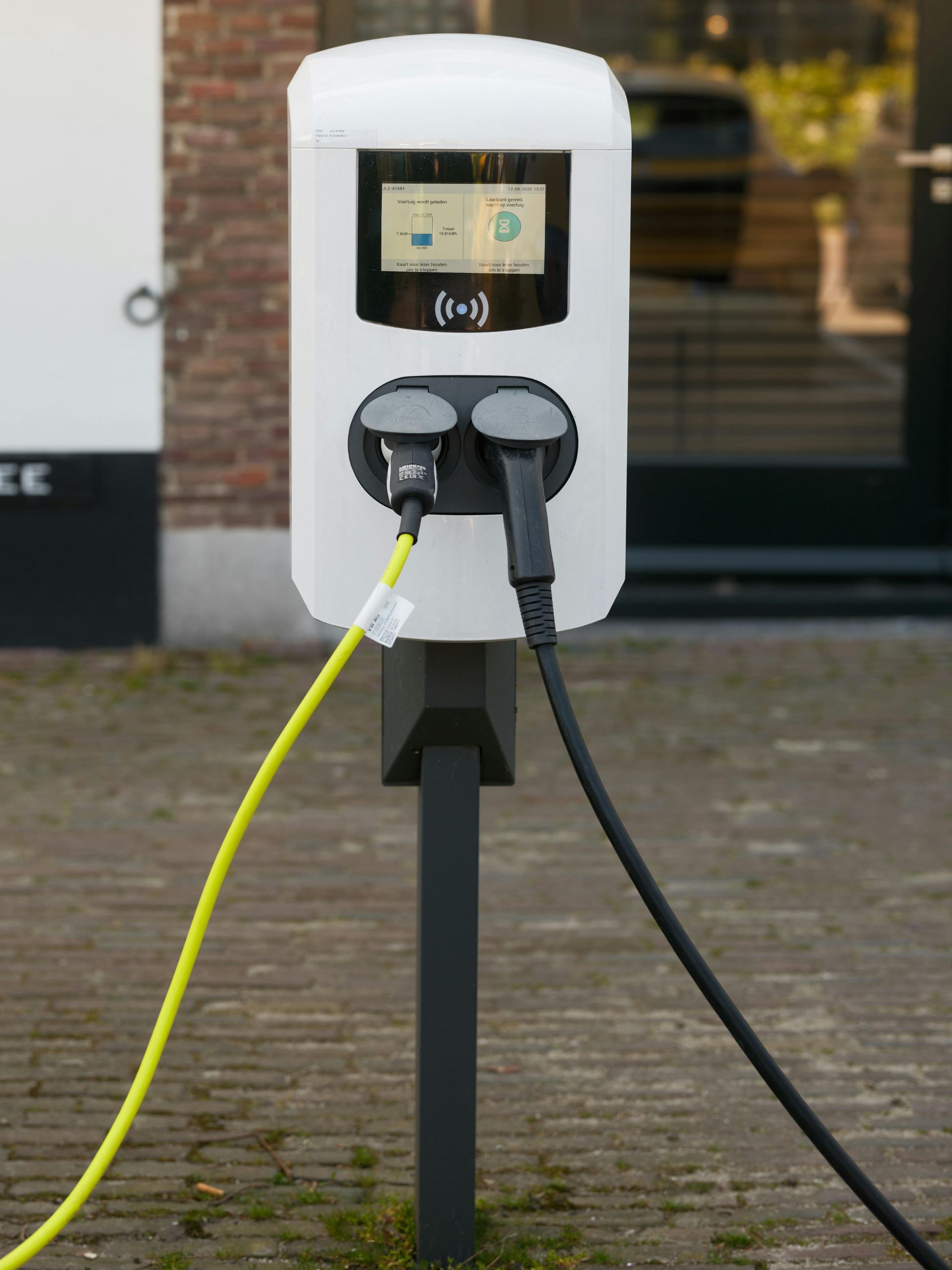 TurkuTiimi Oy toteuttaa laadukkaat sähköautojen latausasemat koko Turun alueella.