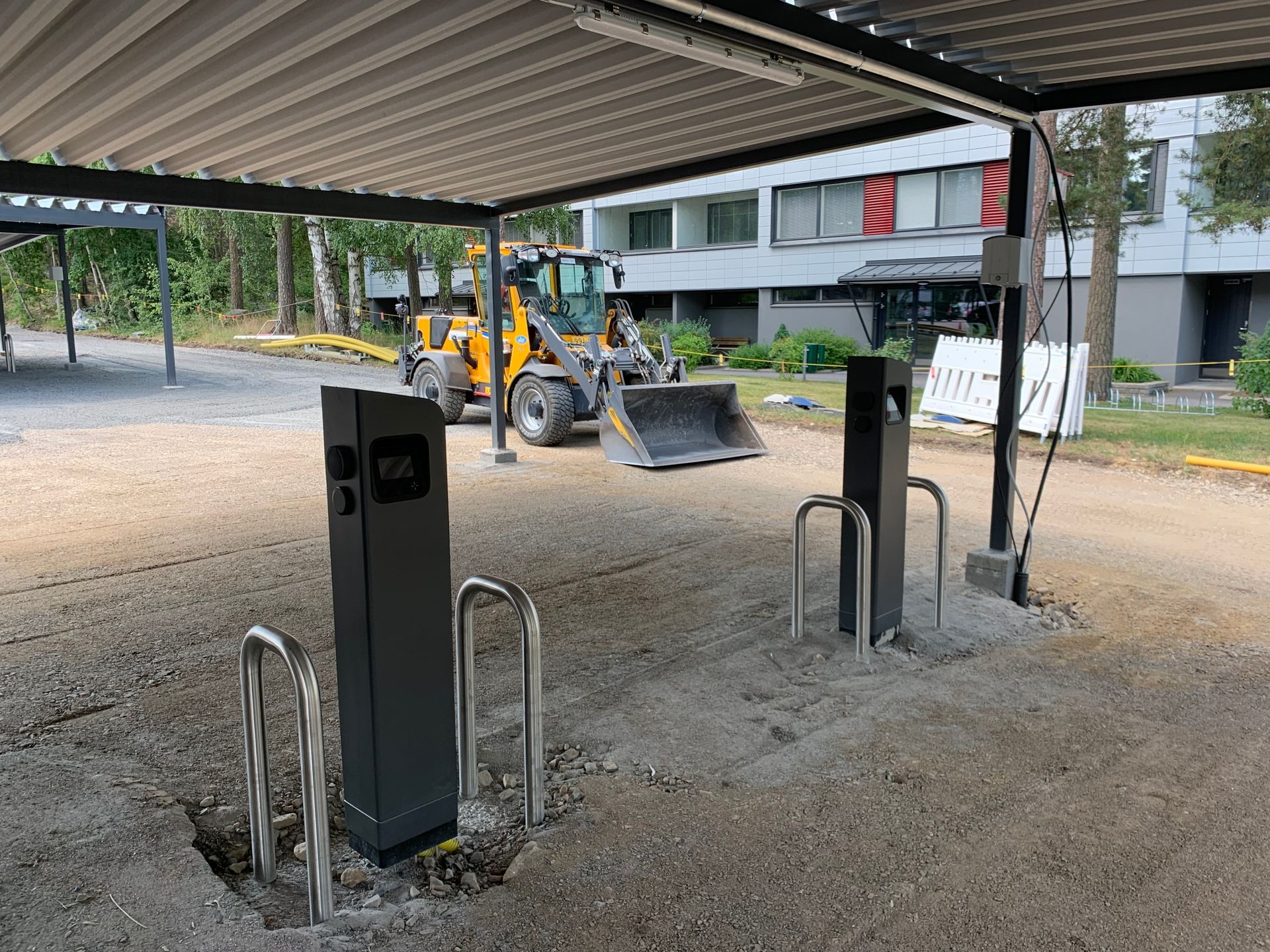 Keittiösaareke ja tyylikäs valaistus asennettuna osana laajempaa huoneistoremonttia.