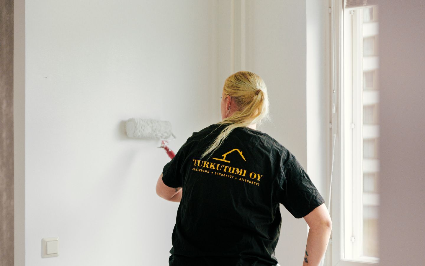 Makuuhuoneen seinien maalaus ja tasoitustyöt laadukkaalla viimeistelyllä Turussa.