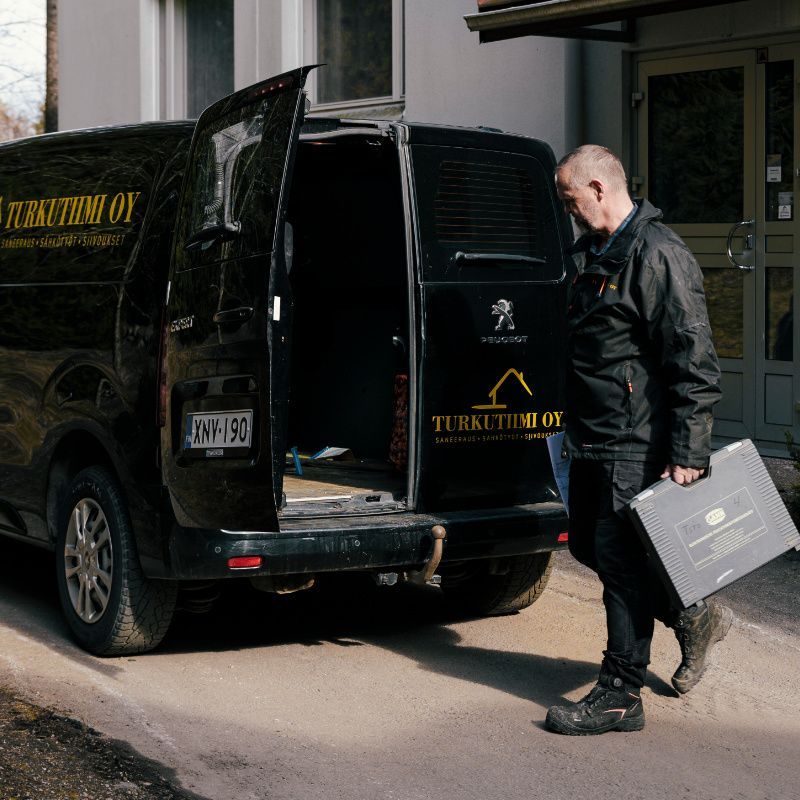 TurkuTiimi Oyn jäsen ja yrityksen huoltoajoneuvo.