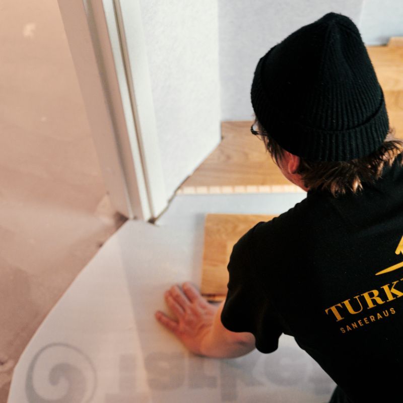 TurkuTiimin asiantuntija tarkastamassa taloyhtiön märkätilaremontin työvaiheita.
