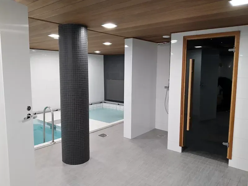 Taloyhtiön yhteisten saunatilojen modernisointi ja remontoitu uima-allas Turussa.