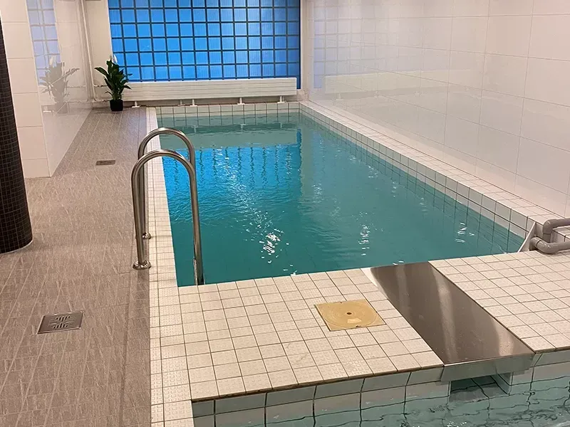 Uusittu uima-allas taloyhtiössä Turussa