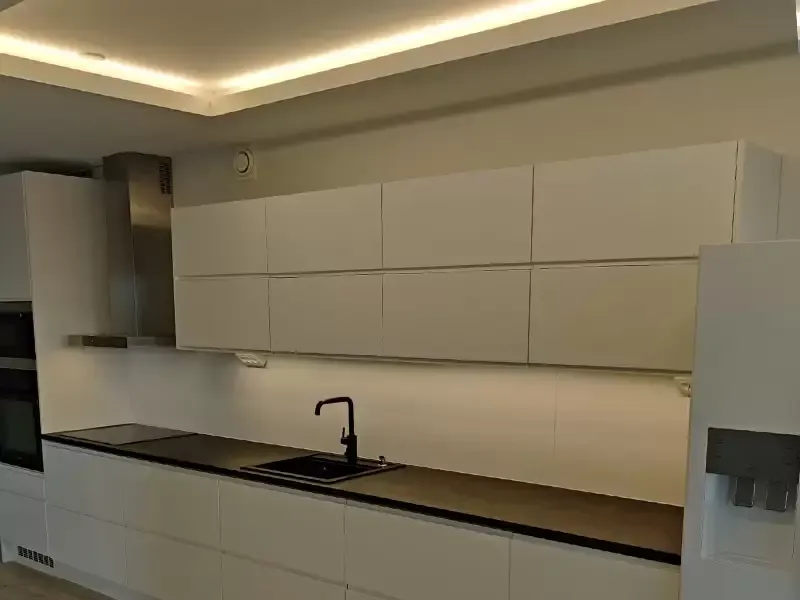 Ammattilaisen asentamat keittiökaapit ja tasot viimeistellyllä lopputuloksella Turussa.