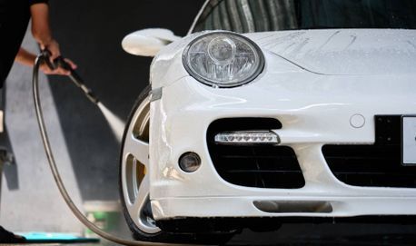 weißer Porsche wird gereinigt