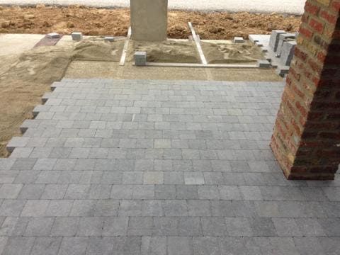 Pavage d'une terrasse au moyen d'autobloquants