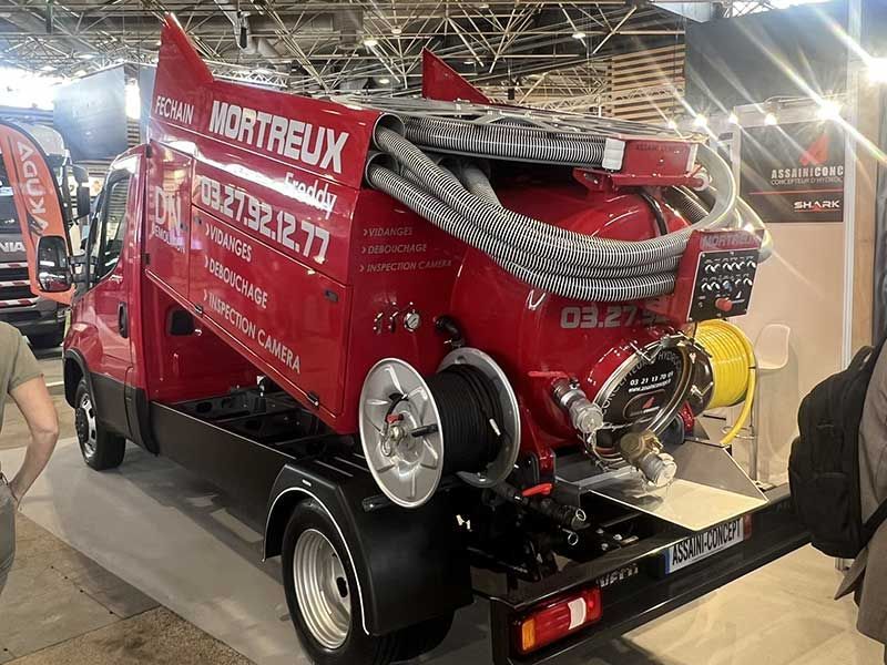 Camion de vidange sur un stand d'exposition