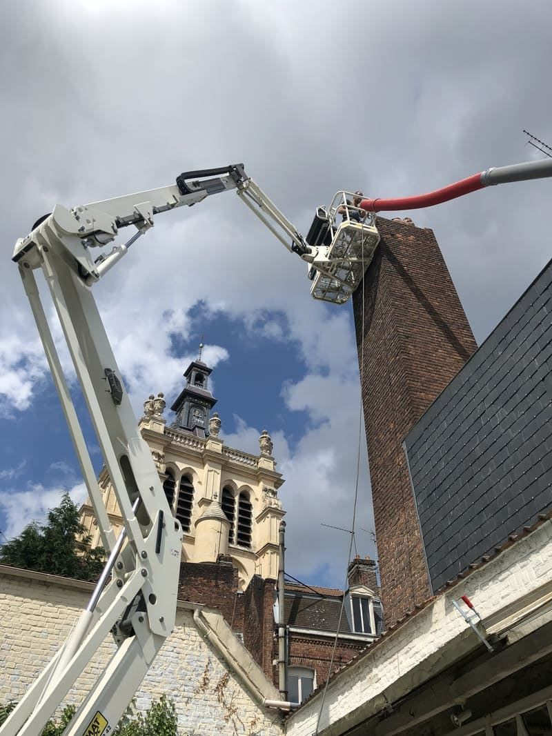 Démolition d'une cheminée en brique