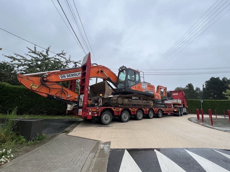 Engin de démolition de l'entreprise Mortreux Freddy — DN Démolition