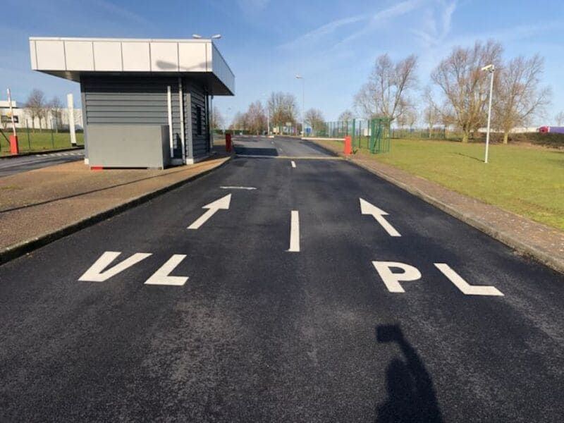 Travaux publics : enrobé avec marquage au sol