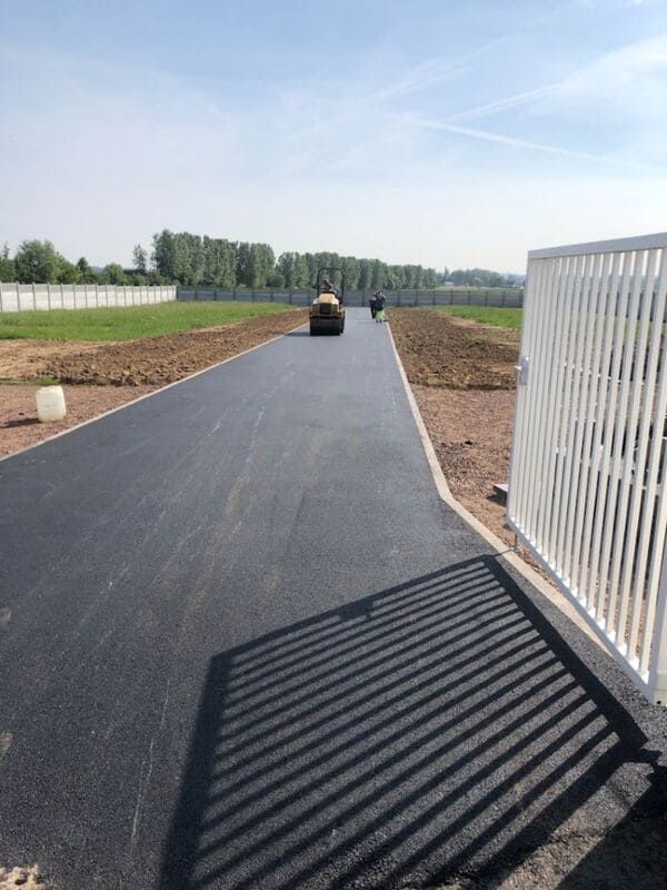 Travaux publics : passage d'un rouleau sur goudron