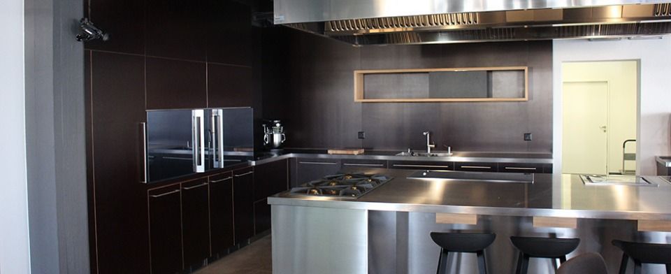 Eine Küche mit Geräten aus Edelstahl und einer grossen Kochinsel