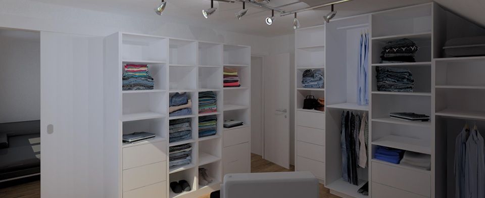 Ein begehbarer Kleiderschrank mit vielen Klamotten und einem Stuhl.