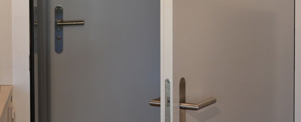 Eine Nahaufnahme einer Tür mit einer Klinke in einem Raum.