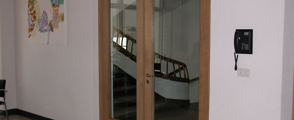 Ein Flur mit einer Treppe