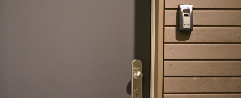 Eine Tür mit einem Fingerabdruckscanner