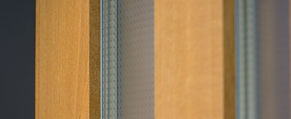 Eine Nahaufnahme einer Holzwand mit Streifenmuster.