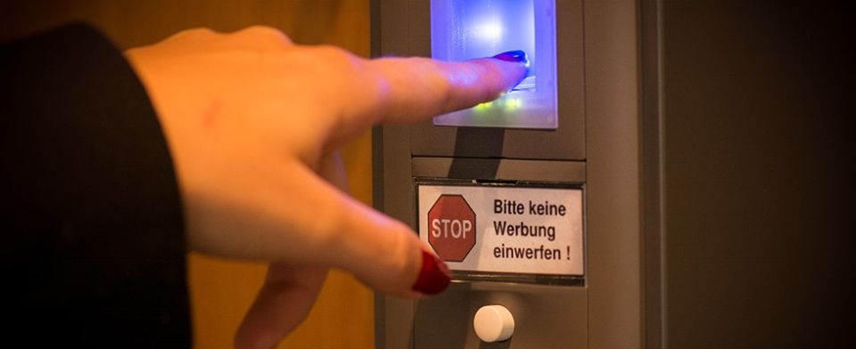 Eine Frau drückt eine Klingel