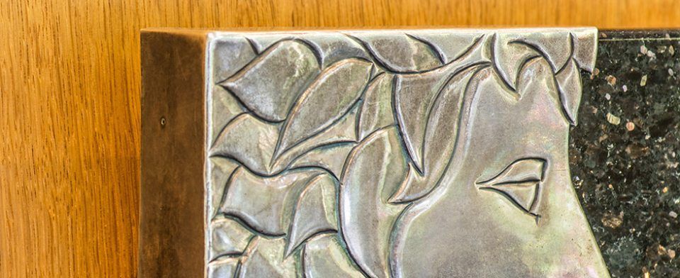 Eine Nahaufnahme eines Kunstwerkes auf einem Holztisch.