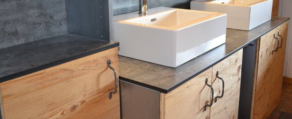 Ein Badezimmer mit zwei Waschbecken und Holzschränken.