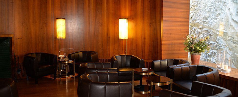 Es gibt viele Stühle und Tische im Raum.