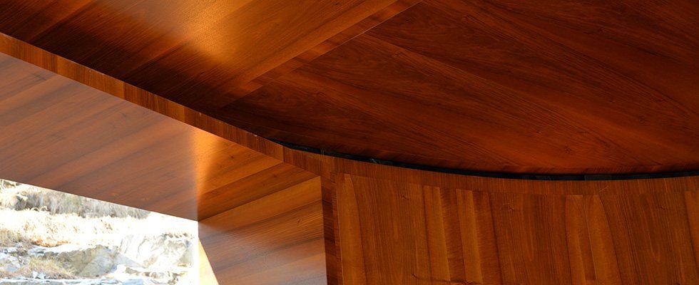 Eine Nahaufnahme einer Holzdecke in einem Raum.