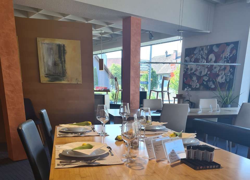 Ein Holztisch mit Tellern und Gläsern darauf