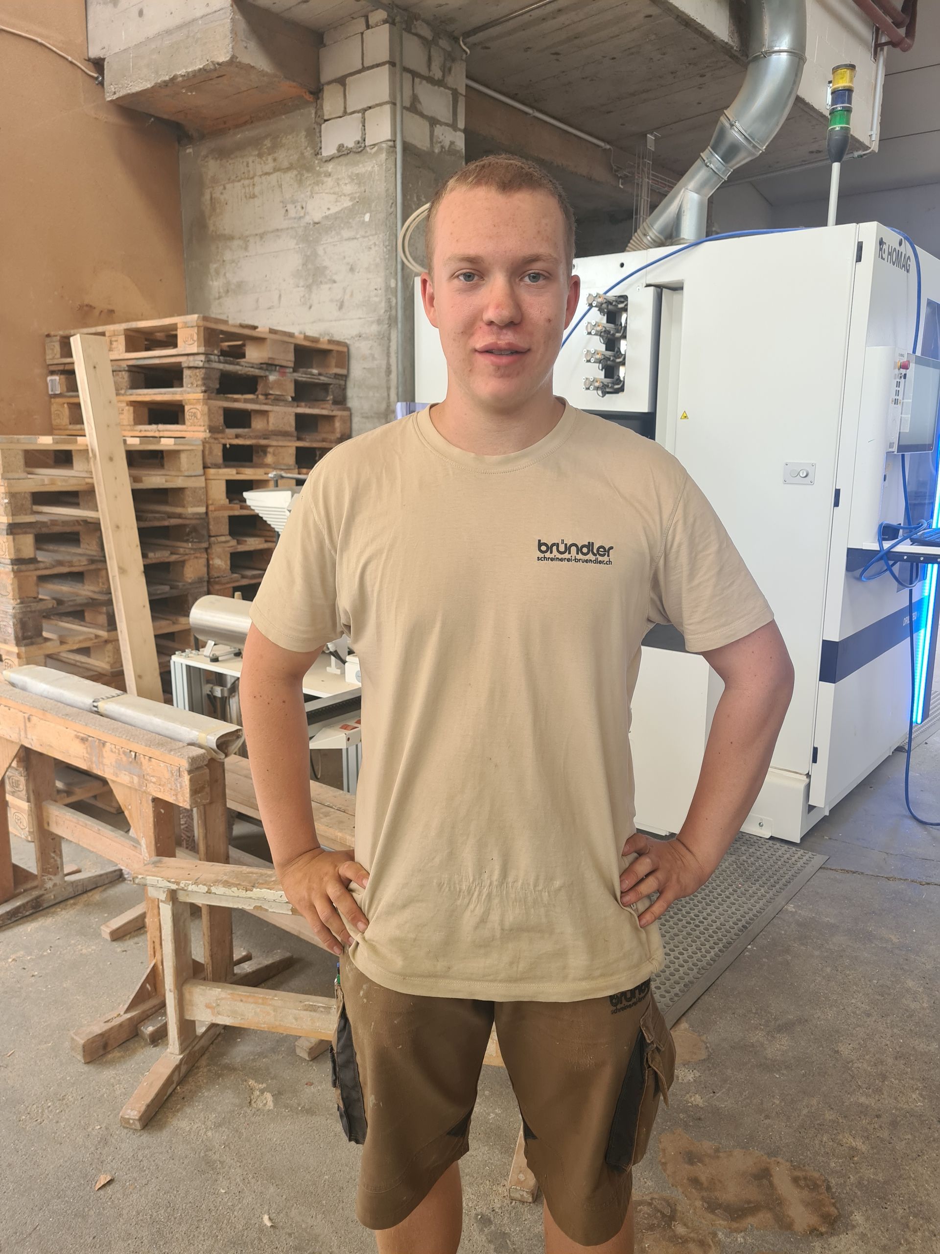 Ein Mann mit Brille und weißem Hemd lächelt in die Kamera.