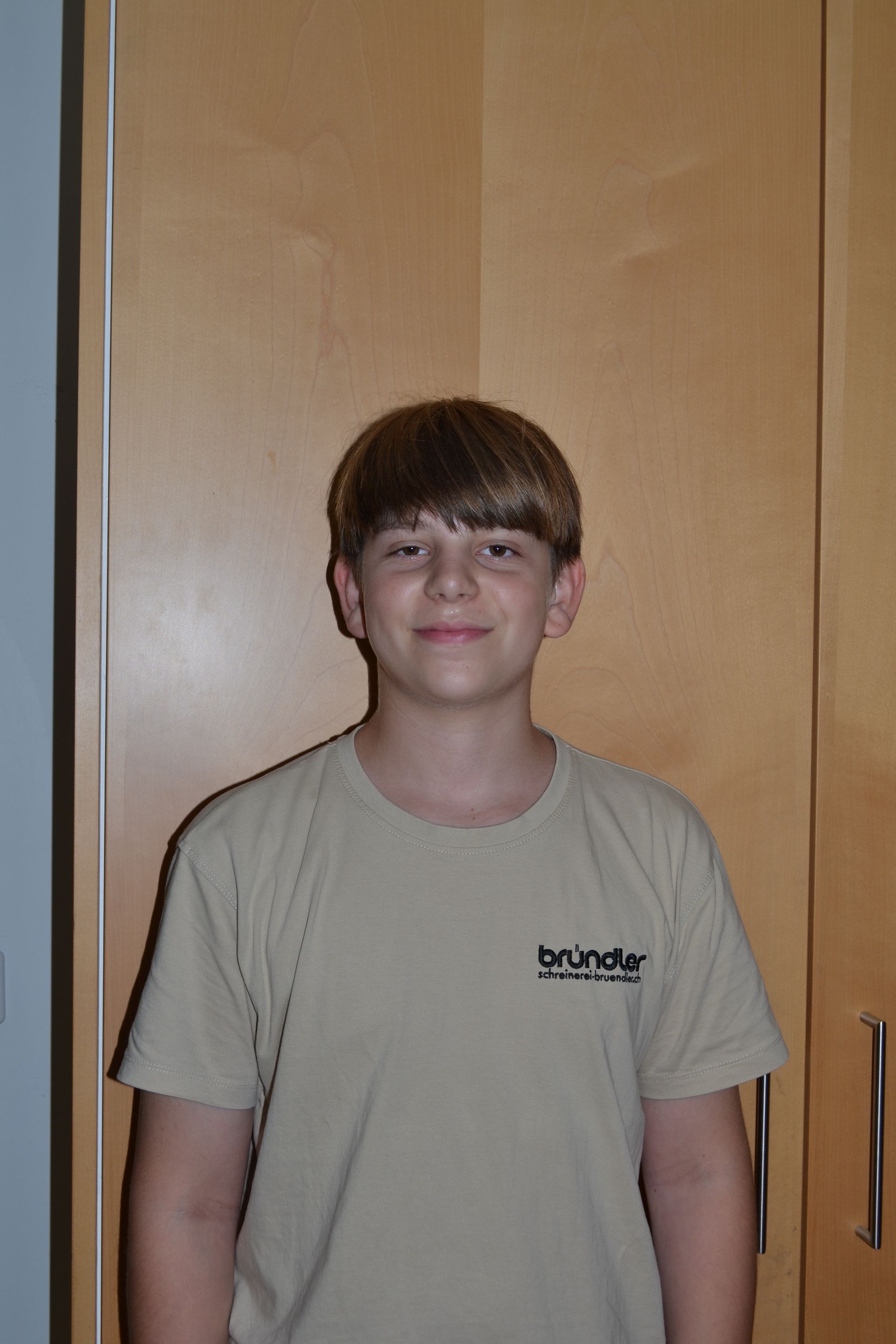 Ein Mann mit Brille und weißem Hemd lächelt in die Kamera.