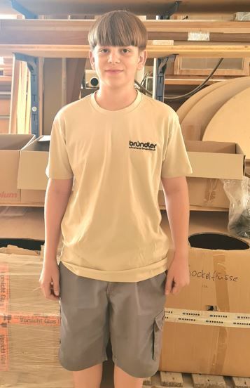 Ein Mann mit Brille und weißem Hemd lächelt in die Kamera.