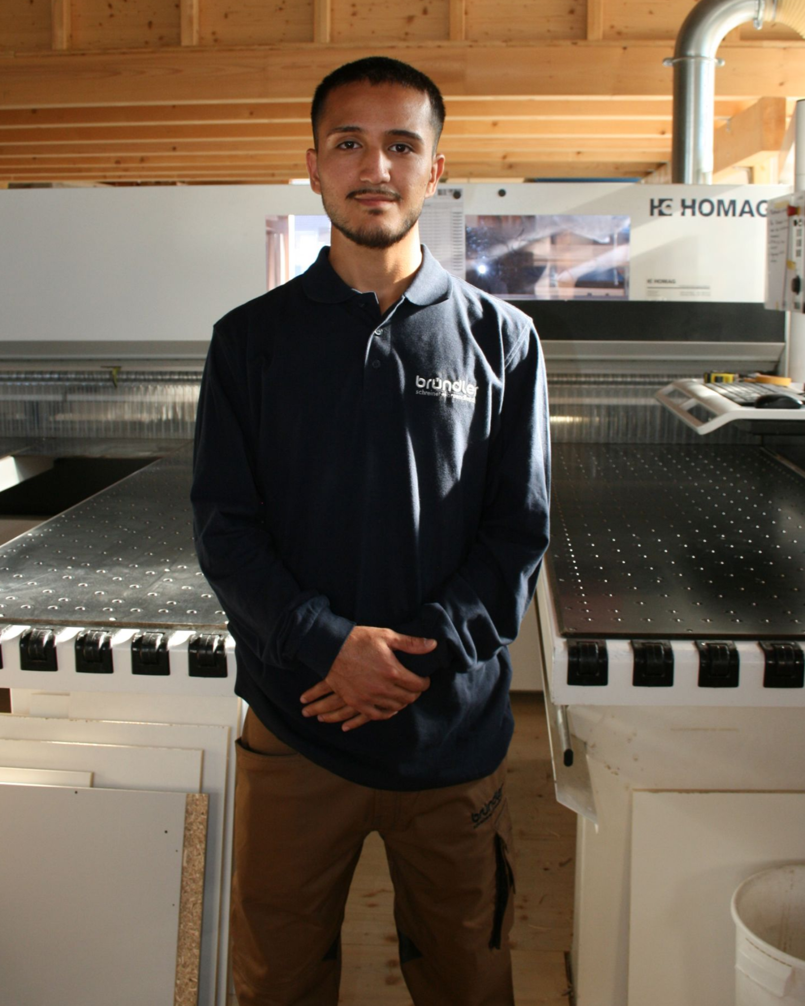 Ein Mann mit Brille und weißem Hemd lächelt in die Kamera.