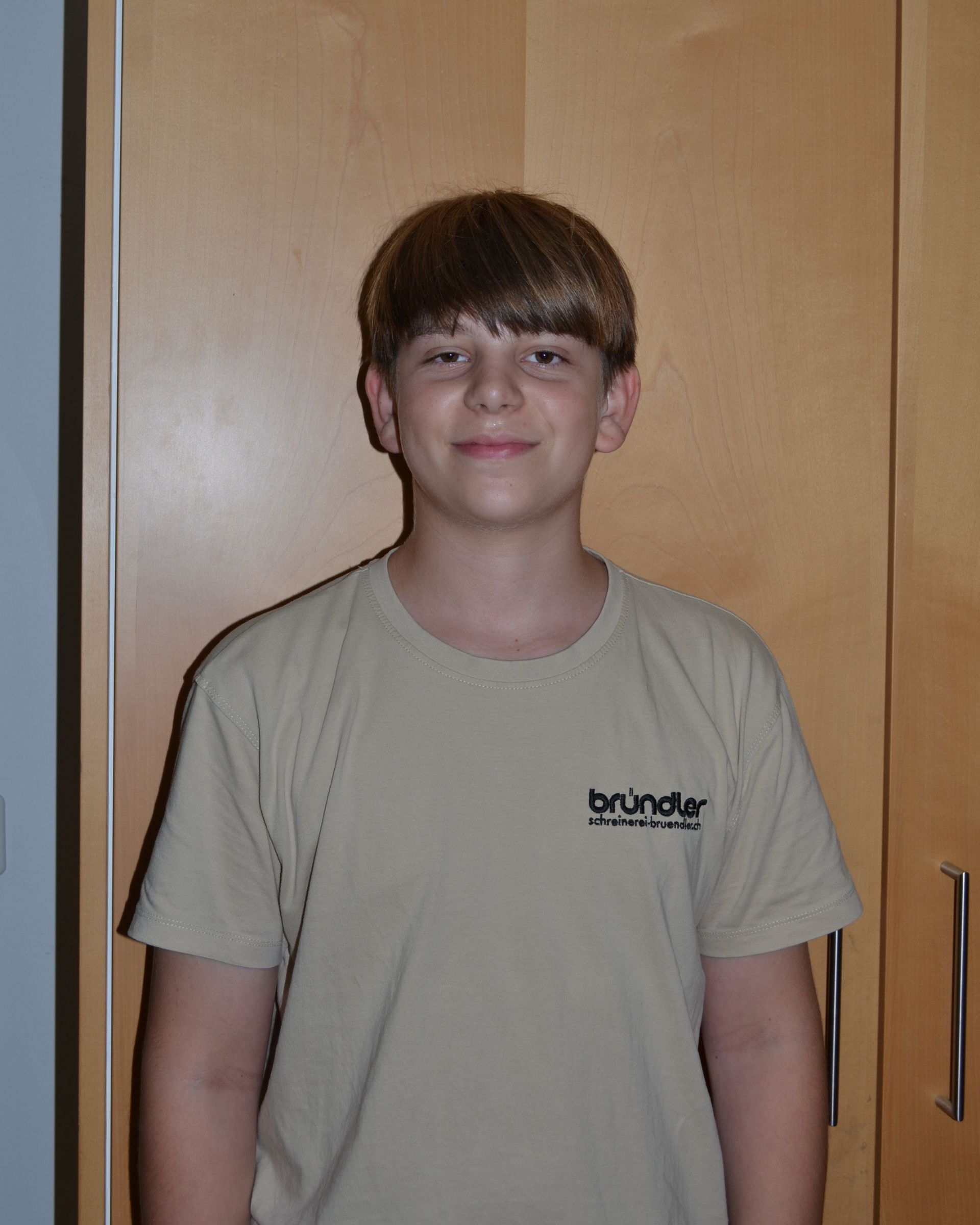 Ein Mann mit Brille und weißem Hemd lächelt in die Kamera.