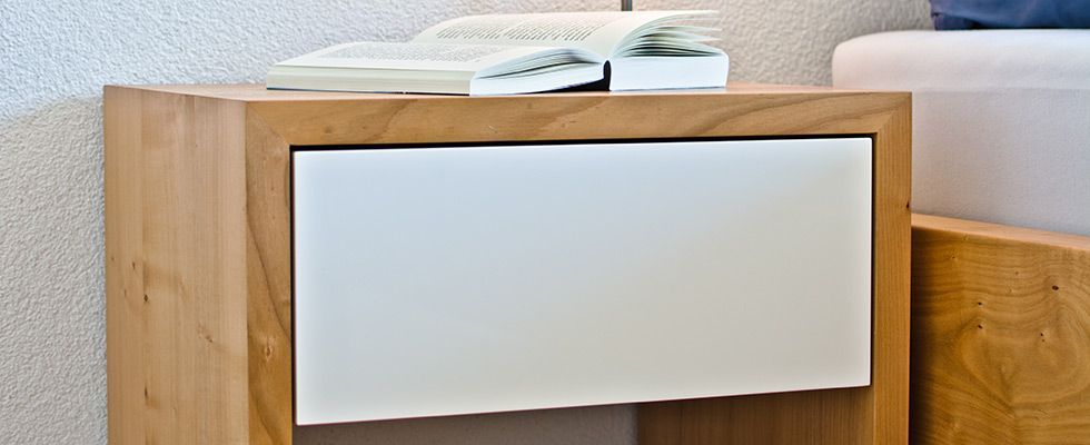 Ein Badezimmer mit zwei Waschbecken und einem Seifenspender