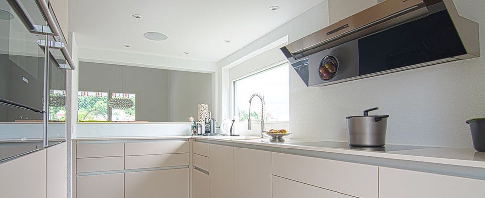 Eine Nahaufnahme eines Holzschranks mit einem Metallgriff.