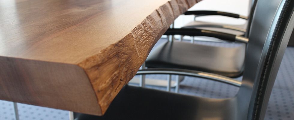 Eine Nahaufnahme der Ecke eines Holztisches.