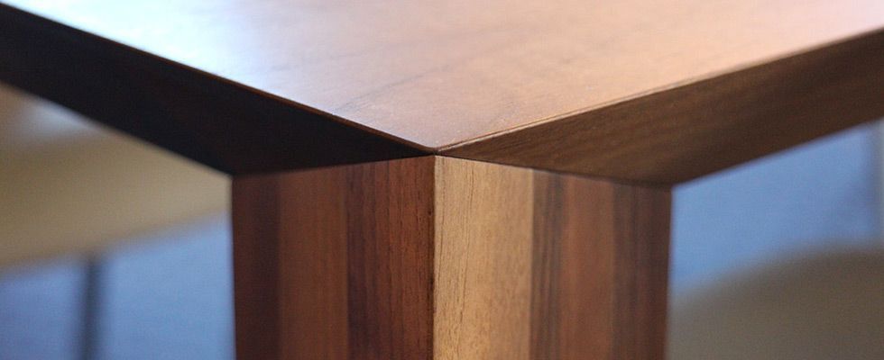 Ein Badezimmer mit Waschbecken und Spiegel.