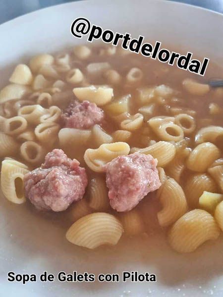 Un tazón de sopa de galet con pilota con una cuchara dentro