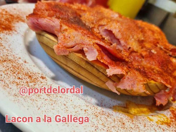 Un primer plano de un sándwich en un plato que dice 