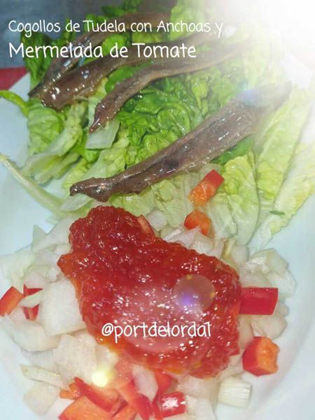 Un plato de comida con las palabras mermelada de tomate en él
