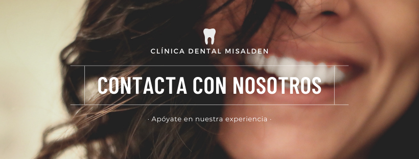 Un primer plano de la boca de una mujer con las palabras contacta con nosotros en ella.