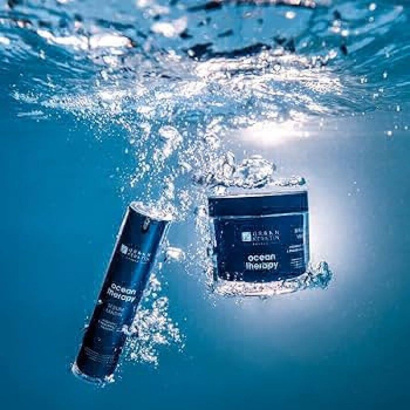 Flacon et pot de soin bleus flottant sous l’eau dans une piscine lumineuse