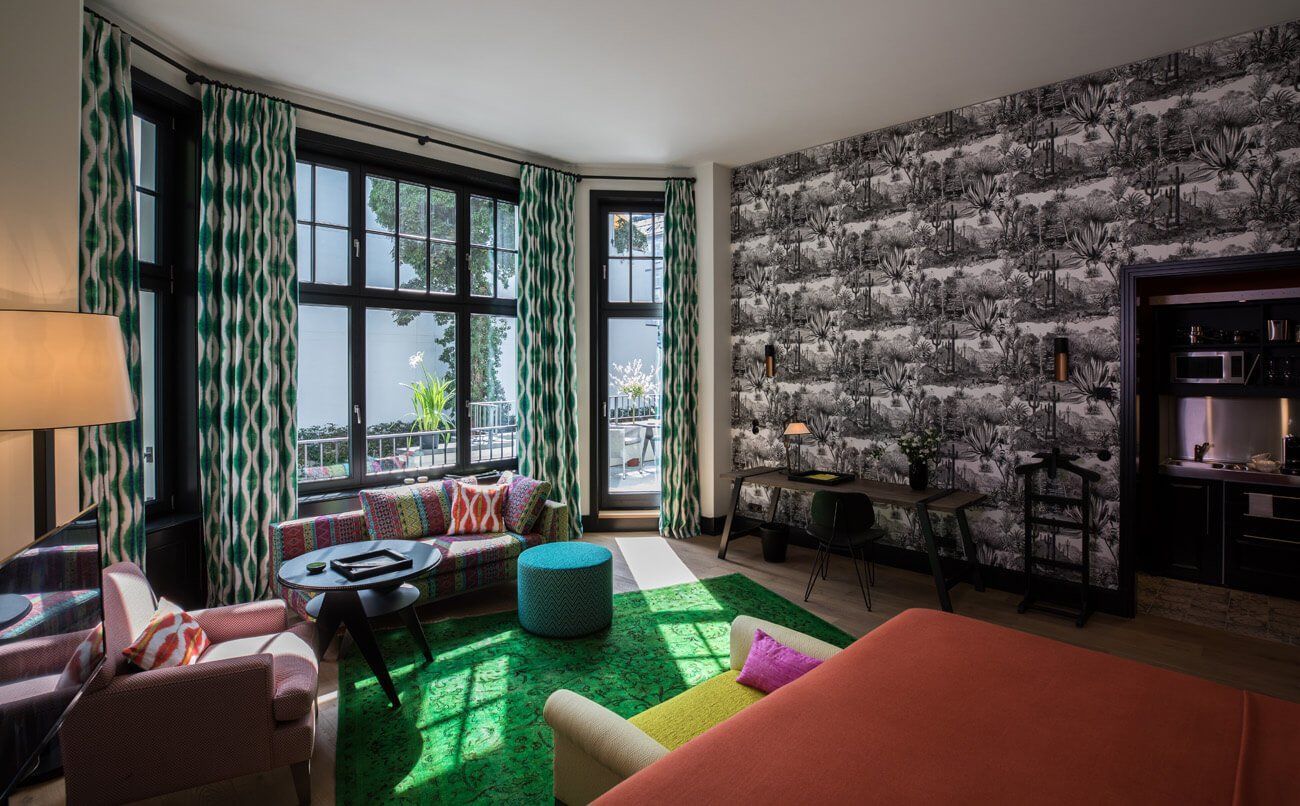 Ein Wohnzimmer voller Möbel und einem großen Fenster.