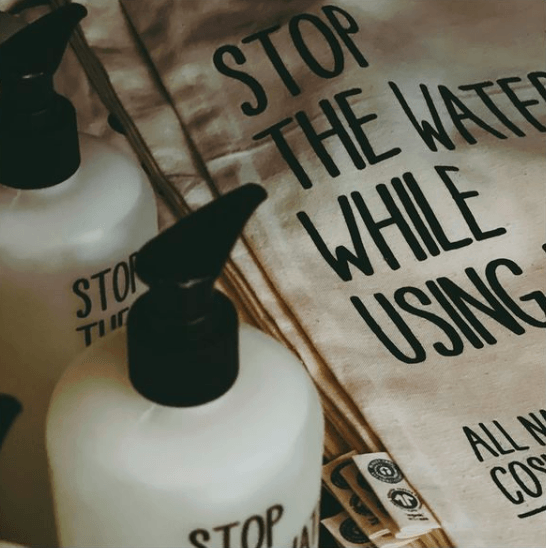 Eine Tüte mit der Aufschrift „Stoppen Sie das Wasser während der Verwendung“