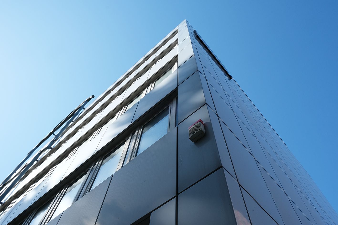 Blick auf ein hohes Gebäude mit blauem Himmel im Hintergrund