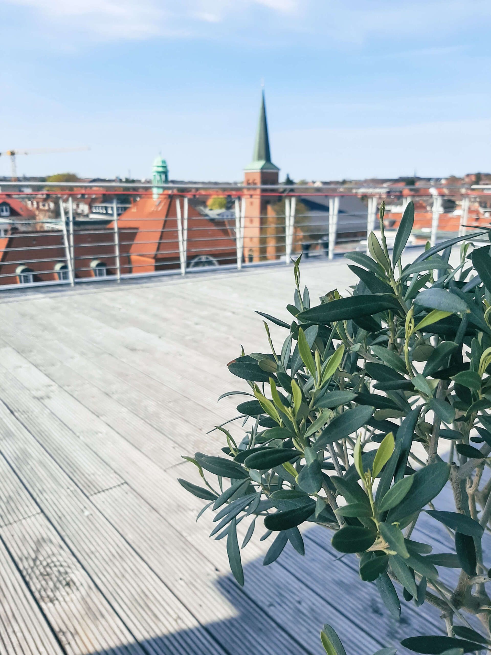 Eine Dachterrasse mit Blick auf die Stadt