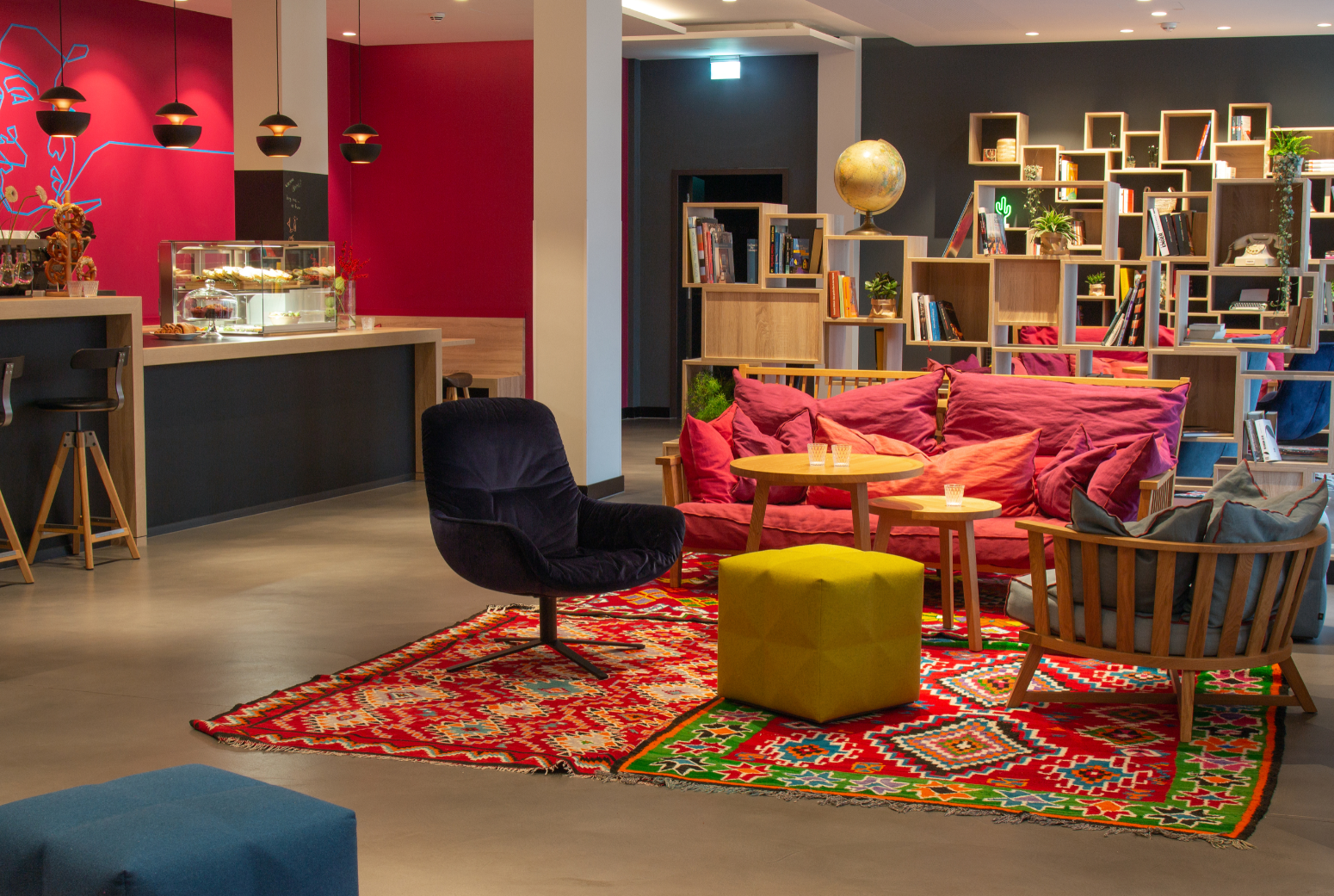 Ein Wohnzimmer mit Sofa, Stühlen, Tischen und Ottomanen.