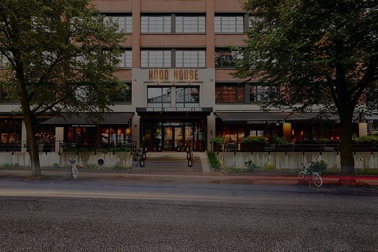 Ein großes Gebäude mit dem Wort Iron Tower darauf